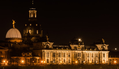 Fototapeta na wymiar Elbufer Dresden bei Nacht
