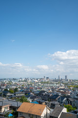 Obraz premium 爽やかな空と住宅