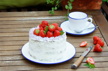 spinach cake with mascarpone cream and strawberry