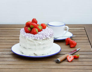 spinach cake with mascarpone cream and strawberry