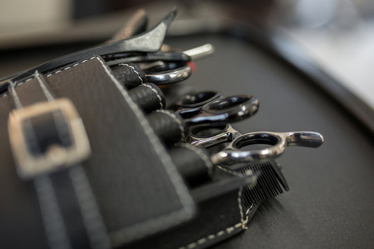 Hairdresser equipment in black etui