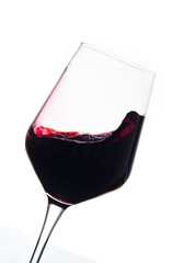 Copa de vino tinto sobre fondo blanco