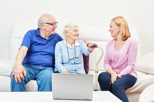 Senioren Paar mit Laptop Computer im Altenheim