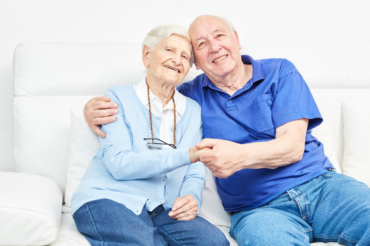 Glückliches Senioren Paar hält sich an den Händen