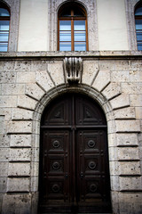 Ein Eingangstor in einer Hauswand 