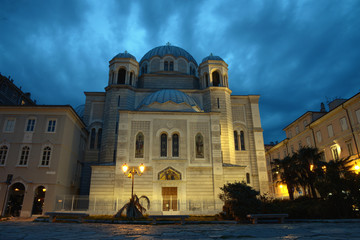 L'église de la Sainte-Trinité-et-Saint-Spiridion de nuit