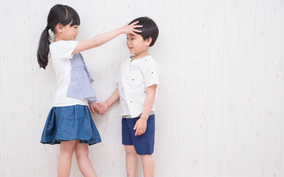 頭を撫でる のストック写真 ロイヤリティフリーの画像 ベクター イラスト Adobe Stock