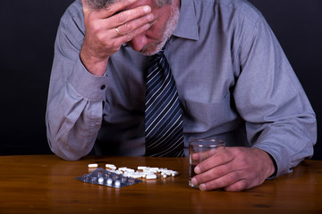 Depressiver Mann nimmt Überdosis Tabletten, Suizid, Selbstmord, Freitod