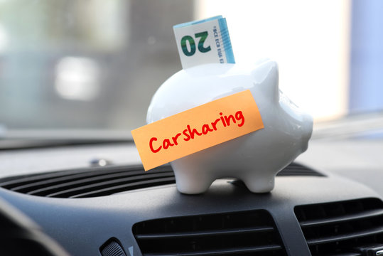 Innenraum von einem Auto, Sparschwein, Euro Geldschein und Carsharing