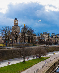 Obraz premium Brühlsche Terasse Dresden with heavy clouds