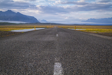 Une route déserte en Islande