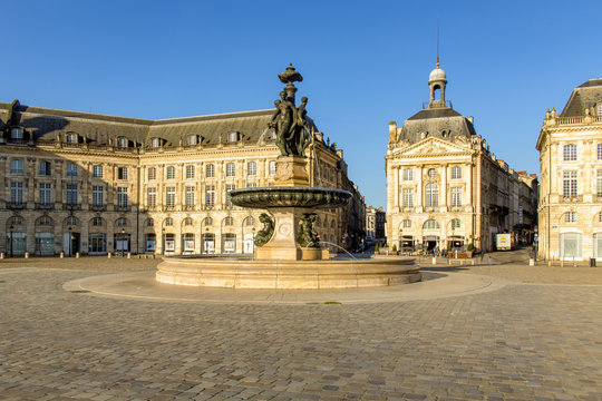 La place de la bourse &agrave; Bordeaux sous un ciel bleu