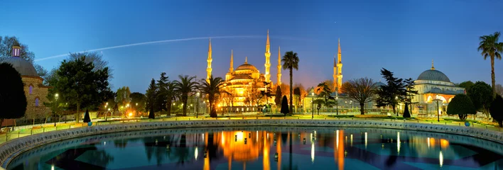 Poster Sultanahmet Camii or Blue Mosque at dusk, Istanbul, Turkey © Oleksandr Dibrova