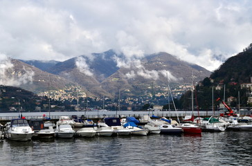 Fototapeta na wymiar Hafen in Como am Morgen