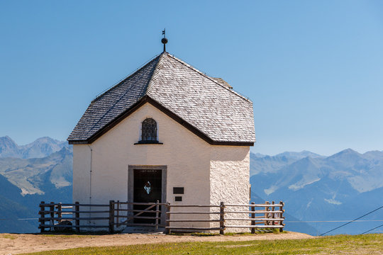 Kleine Kirche auf dem Kronplatz. Plan de Corones S&uuml;dtirol