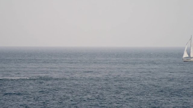 barca a vela sul mare calmo