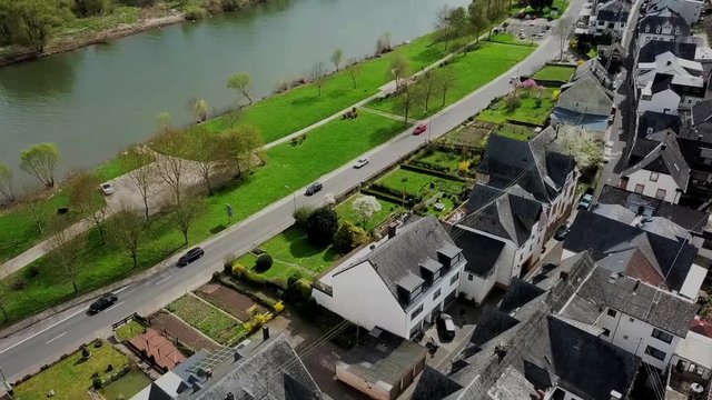 Drohnen Aerial Video &uuml;ber die D&auml;cher von dem Dorf Uerzig an der Mosel umgeben von den Weinbergen Deutschland