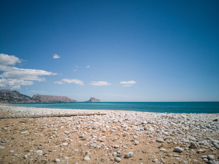 Paisaje solitario del mar y playa