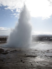 GEYSER ISLANDE (GEYSIR) éruption eau