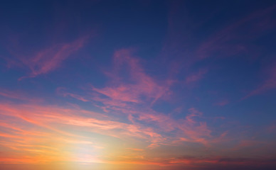 Fototapeta premium Naturalny zachód słońca wschód słońca nad polem lub łąką. Jasne Dramatyczne Niebo I Ciemna Ziemia. Krajobraz wiejski pod malowniczym kolorowym niebem o zachodzie słońca świt Sunrise. Słońce nad panoramą, horyzont. Ciepłe kolory.