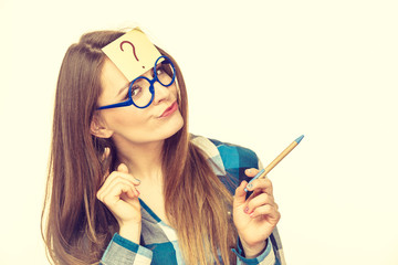 Obraz premium Thinking woman with big eyeglasses and light bulb