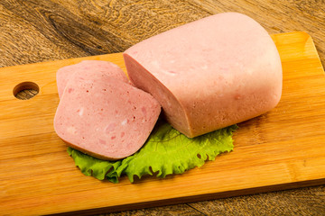 Ham over salad leaves