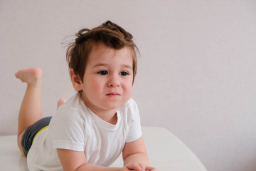 Naklejka premium naughty child climbed on the table, hyperactivity
