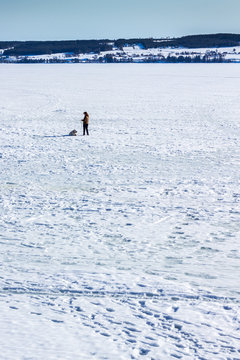 Zamarznięte jezioro Storsjön w Östersund