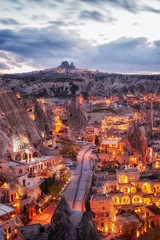 Poster nacht uitzicht op Goreme en Uchisar aan de horizon, Cappadocië, Turkije. Een wereldberoemd toeristisch centrum van ballonvluchten © ver0nicka