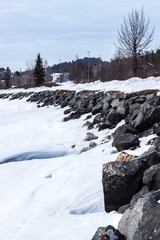 skały na brzegu jeziora Storsjön na wyspie Frösö w Östersund