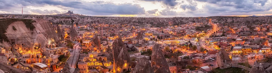 Foto op Plexiglas panoramisch nachtzicht van Goreme en Uchisar aan de horizon, Cappadocië, Turkije. Een wereldberoemd toeristisch centrum van ballonvluchten © ver0nicka