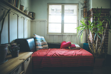 Wohnraum: Jugendzimmer mit Sofa und Fenster