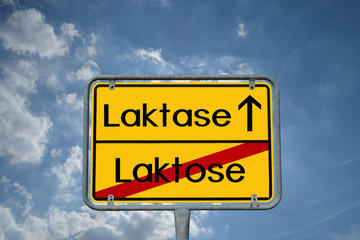 Obraz premium Laktase Laktose Ortsschild Ortseingangsschild