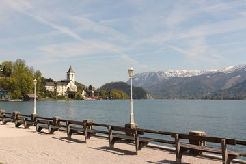 Blick von der Uferpromenade in St. Wolfgang im Salzkammergut über den Wolfgangsee Richtung...