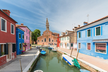 Fototapeta na wymiar Colorful houses of Burano island / small village near the Venice