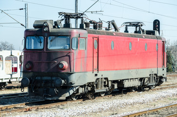 Obraz premium Old electric train locomotive on the rail tracks in the train station