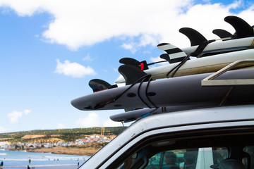 Fototapeta na wymiar Surfboards mounted on the roof of the car. photo travel. Leisure 