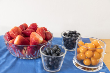 Erdbeeren mit Blaubeeren und Physalis