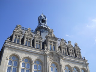 Naklejka premium vue sur une mairie par le beau temps