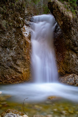 Fototapeta premium Unterer Wasserfall in der Schleifmühlklamm
