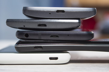 Porty mini usb w telefonach komórkowych ułożonych jeden na drugim.