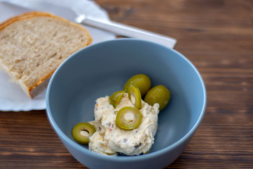 Grüne Oliven in einer Schüssel mit einer Olivencreme