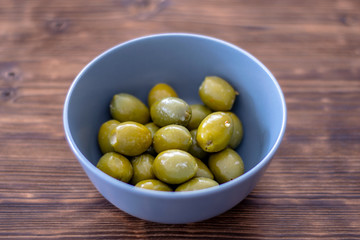 Grüne Oliven in einer Schüssel