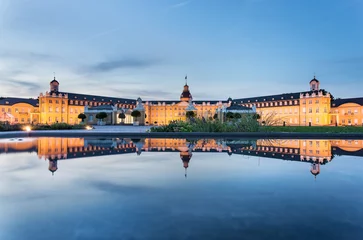 Gartenposter Schloss Karlsruher Schloss spiegelt sich am Sommerabend im Wasser