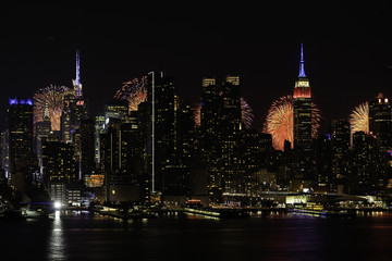 Fototapeta na wymiar Fireworks light up the New York City skyline for Independence Day