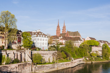 Fototapeta premium Basel, Münster, Kirche, Pfalz, Grossbasel, Rhein, Rheinufer, Altstadt, Altstadthäuser, historische Häuser, Uferweg, Frühling, Frühlingsspaziergang, Schweiz