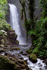 Obraz premium Ukryty wodospad