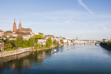 Basel, Rhein, Rheinufer, Grossbasel, Kleinbasel, Rheinbrücke, Rheinschifffahrt, Münster, Kirche, Pfalz, Altstadt, Altstadthäuser, Frühling, Schweiz