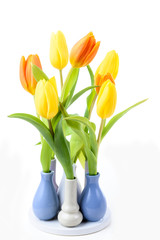 Fototapeta na wymiar Tulpen in einer Vase isoliert