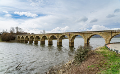 Fototapeta na wymiar The railway bridge over the Arija reservoir, Burgos, Spain